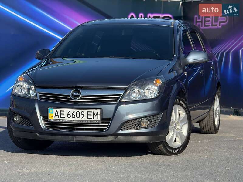 Opel Astra 2011 Opel Astra 2011