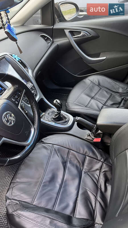 Универсал Opel Astra 2012 в Ивано-Франковске