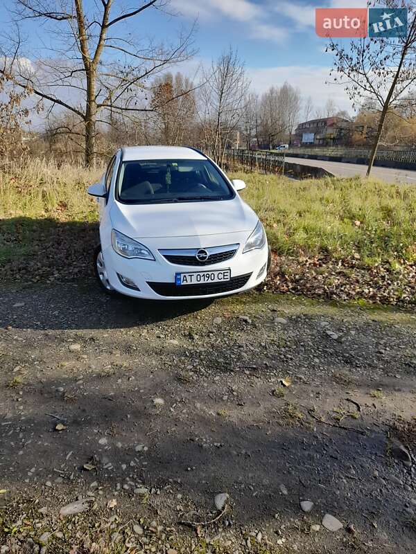 Универсал Opel Astra 2012 в Калуше