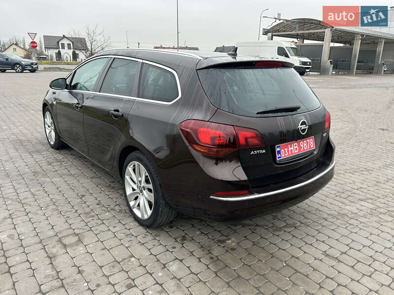 Универсал Opel Astra 2013 в Городке