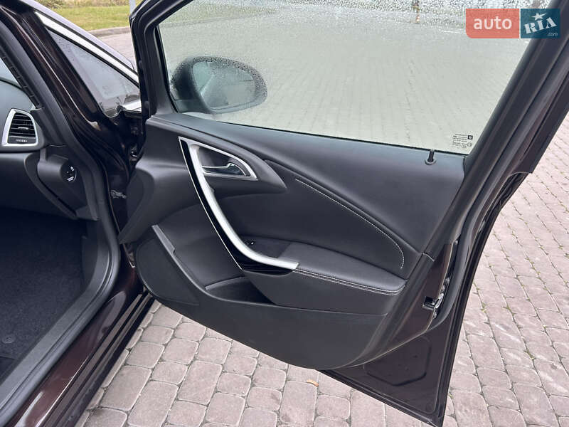 Универсал Opel Astra 2013 в Городке