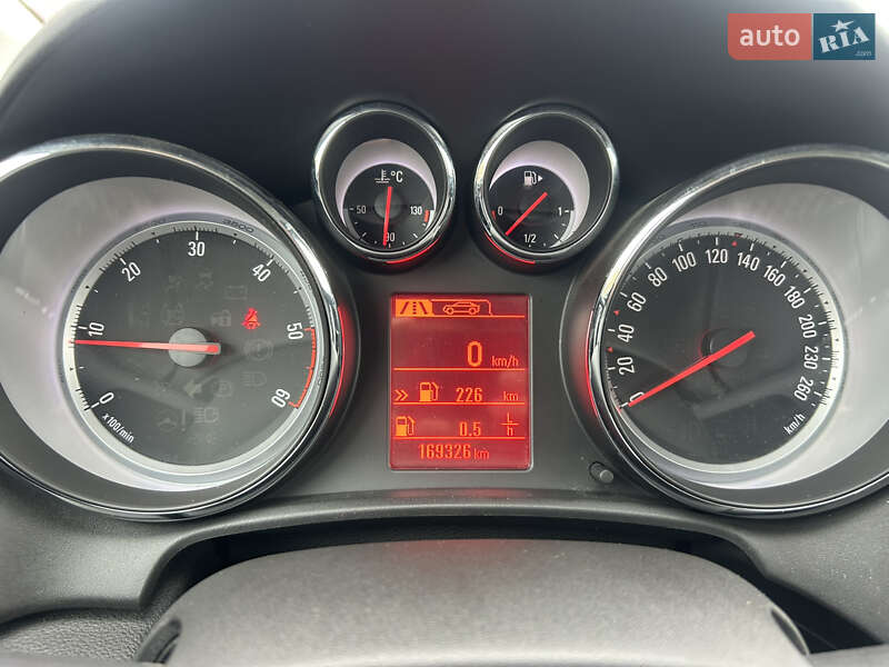 Универсал Opel Astra 2013 в Городке