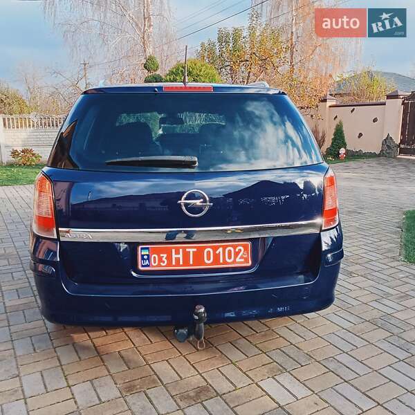 Універсал Opel Astra 2010 в Луцьку