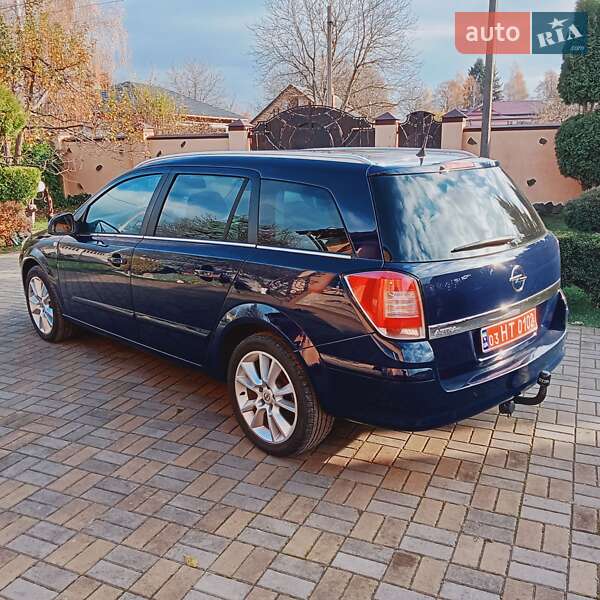 Універсал Opel Astra 2010 в Луцьку