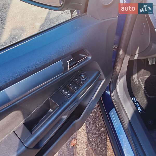 Універсал Opel Astra 2010 в Луцьку