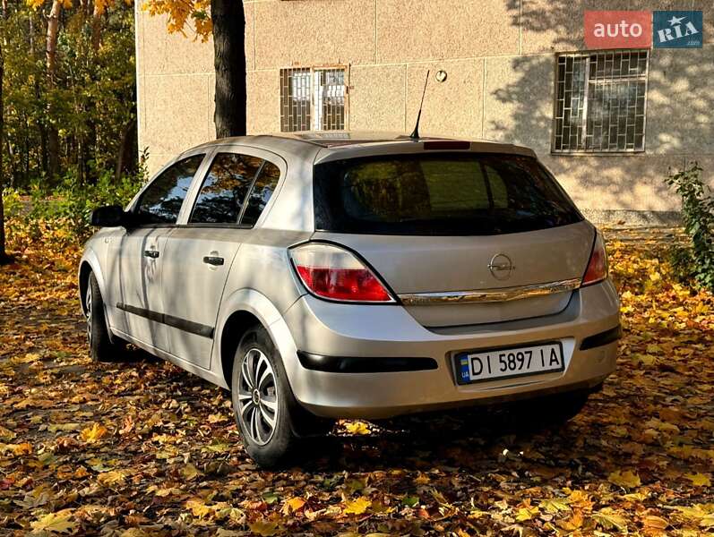 Хэтчбек Opel Astra 2006 в Нетешине
