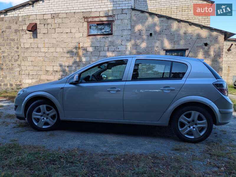 Хэтчбек Opel Astra 2009 в Звягеле