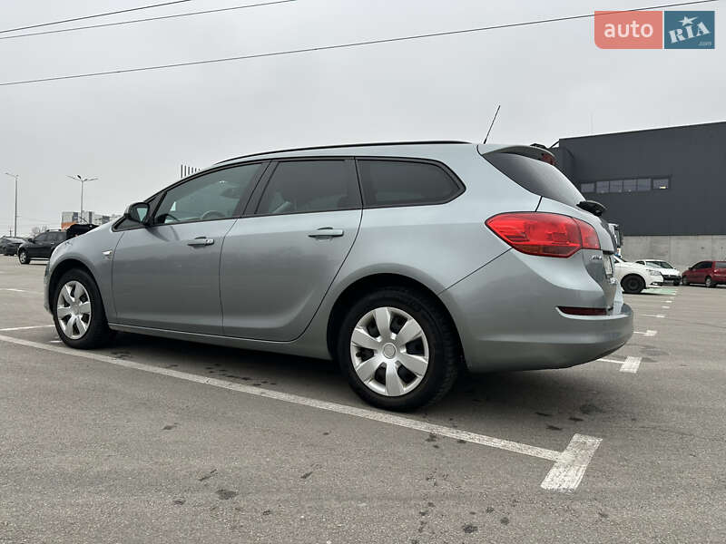 Універсал Opel Astra 2012 в Бучі