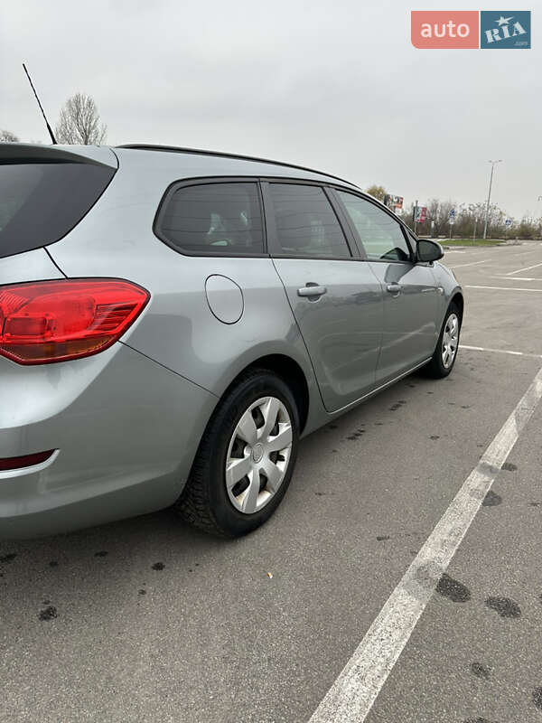 Універсал Opel Astra 2012 в Бучі