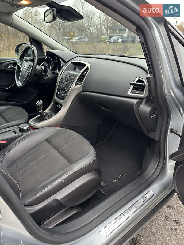 Універсал Opel Astra 2012 в Бучі