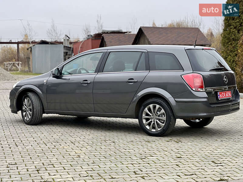 Універсал Opel Astra 2010 в Івано-Франківську