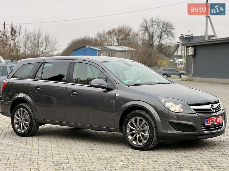 Універсал Opel Astra 2010 в Івано-Франківську