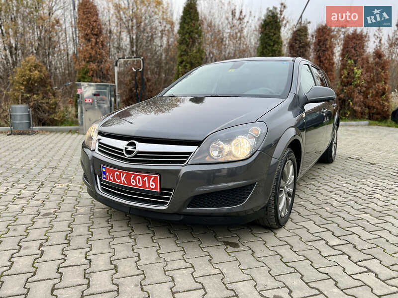 Універсал Opel Astra 2010 в Івано-Франківську