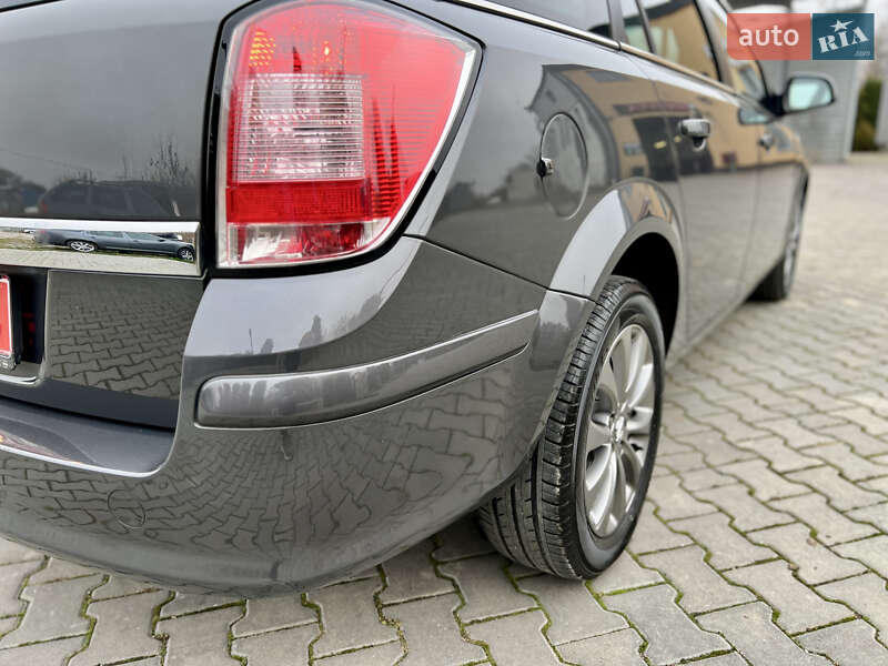 Універсал Opel Astra 2010 в Івано-Франківську