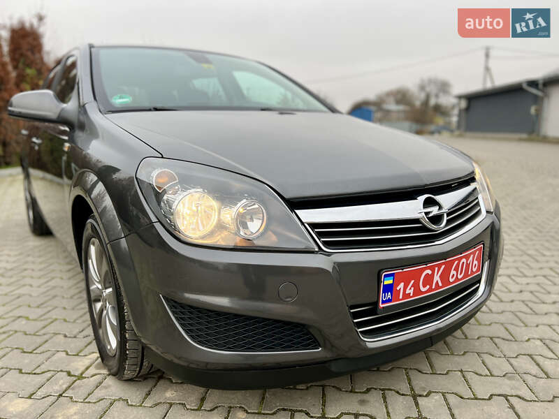 Універсал Opel Astra 2010 в Івано-Франківську