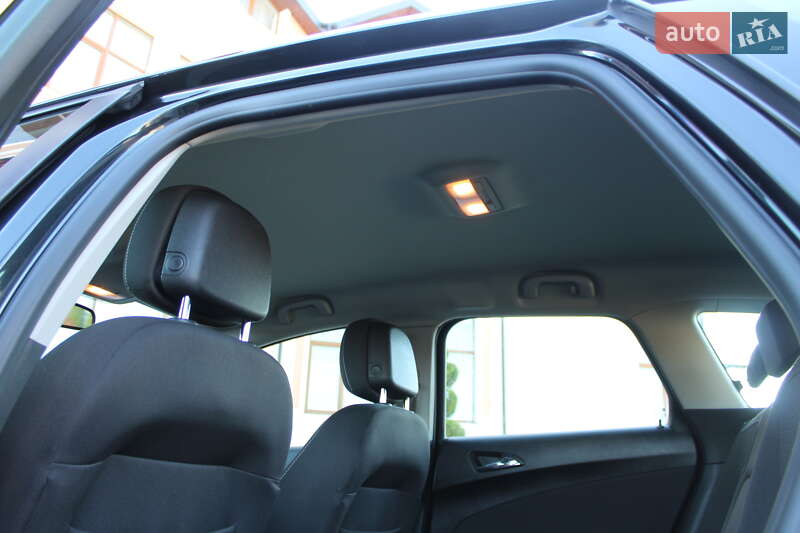 Універсал Opel Astra 2015 в Трускавці