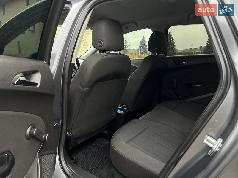 Універсал Opel Astra 2011 в Жовкві