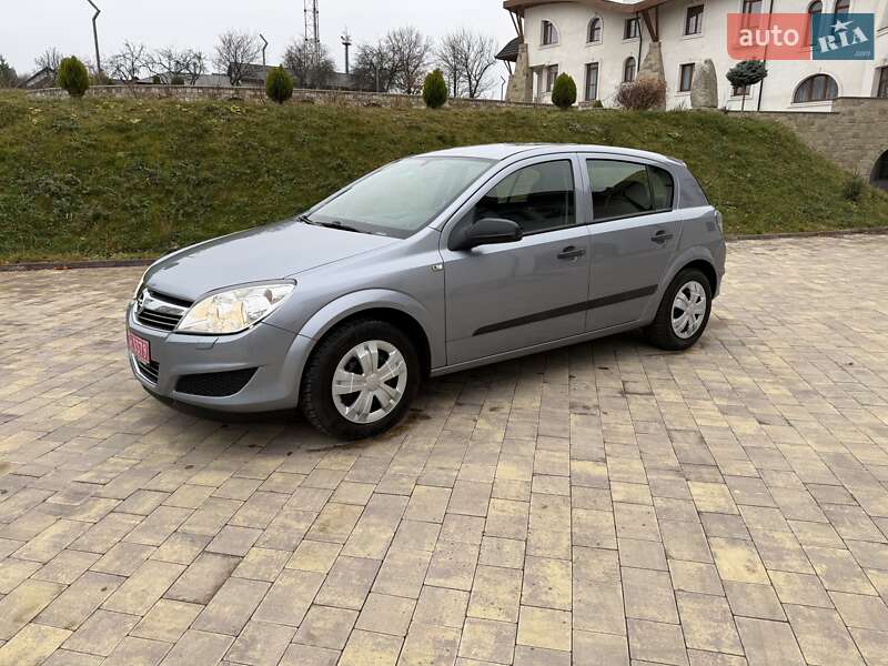 Хэтчбек Opel Astra 2009 в Долине