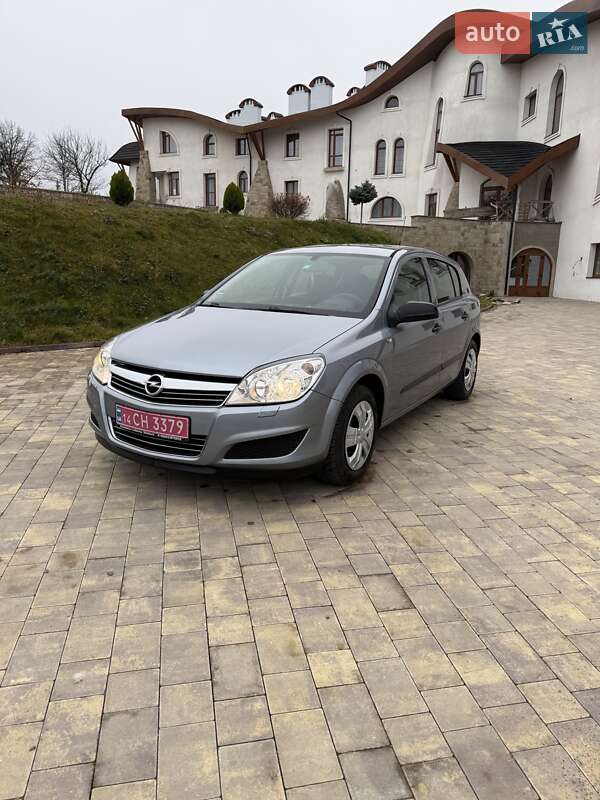 Хэтчбек Opel Astra 2009 в Долине