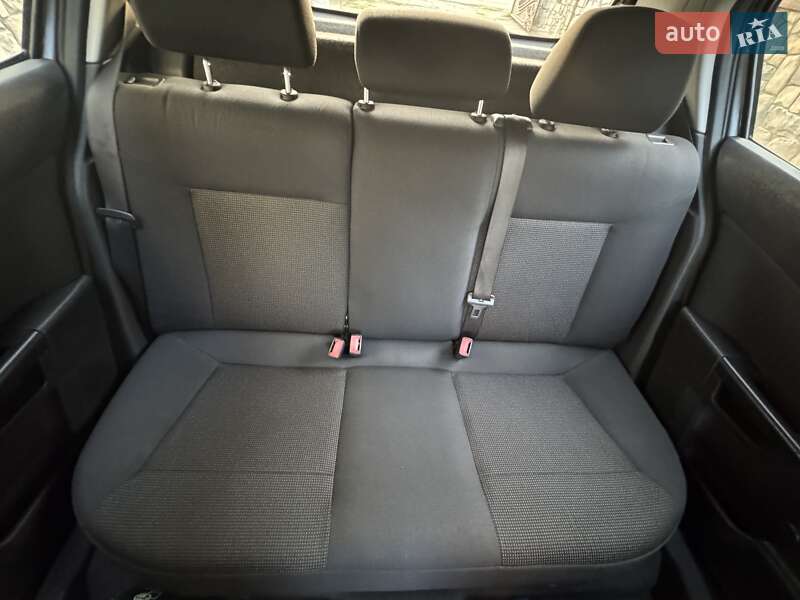 Хэтчбек Opel Astra 2009 в Долине