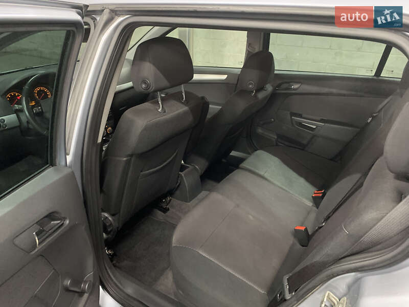 Універсал Opel Astra 2010 в Рівному