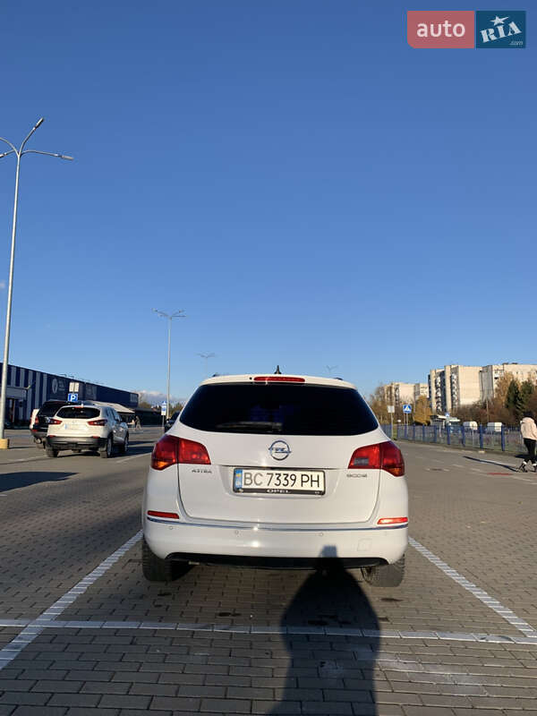 Універсал Opel Astra 2015 в Дрогобичі