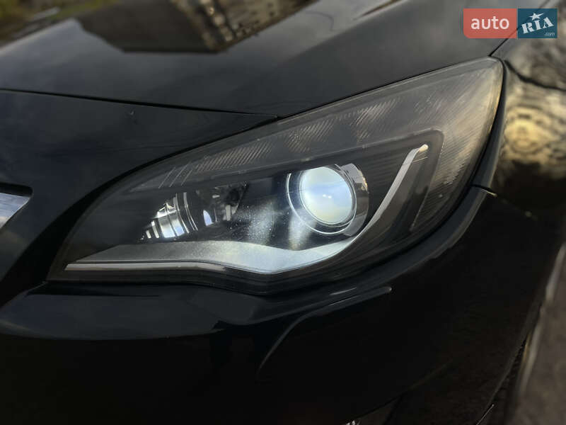 Універсал Opel Astra 2012 в Рівному