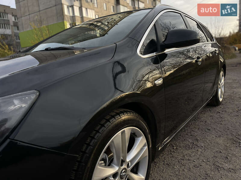 Універсал Opel Astra 2012 в Рівному