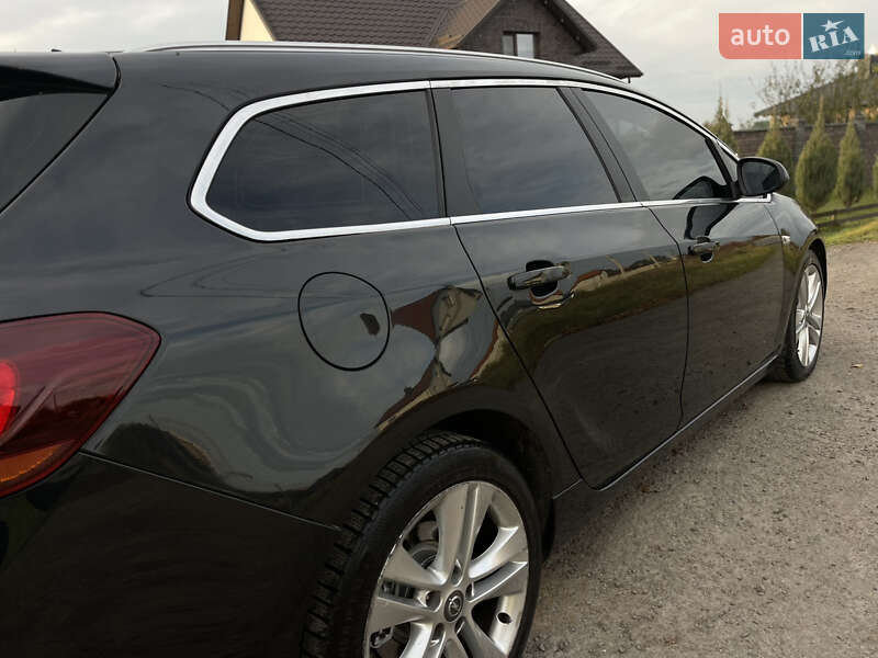Універсал Opel Astra 2012 в Рівному