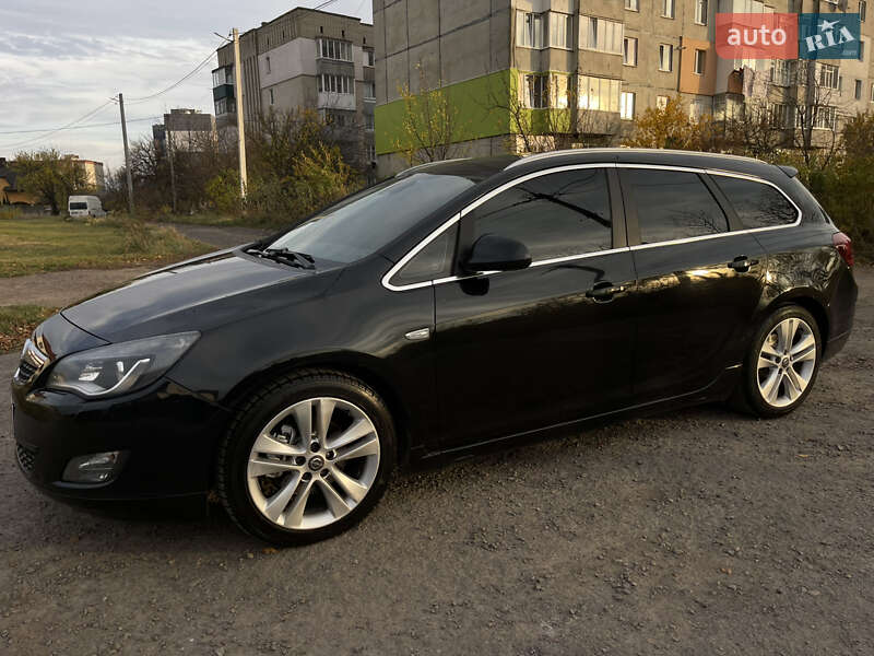 Універсал Opel Astra 2012 в Рівному
