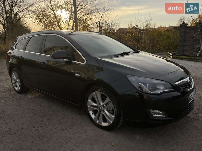 Універсал Opel Astra 2012 в Рівному