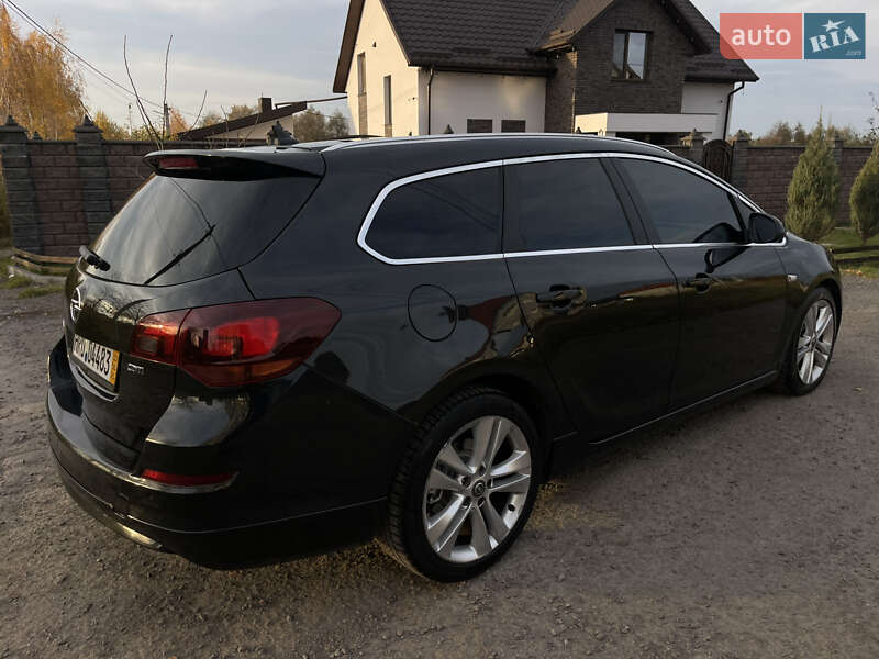 Універсал Opel Astra 2012 в Рівному