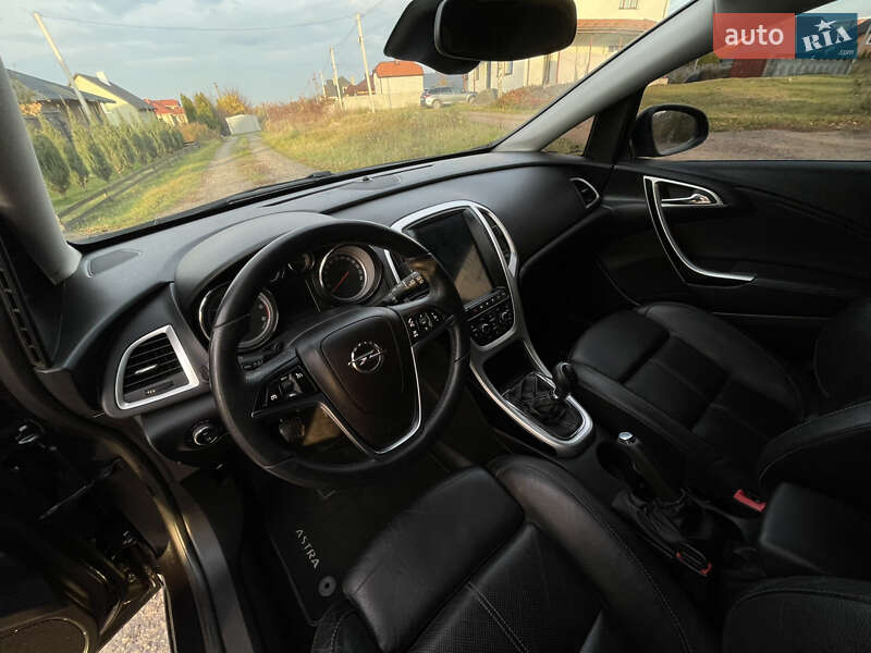 Універсал Opel Astra 2012 в Рівному