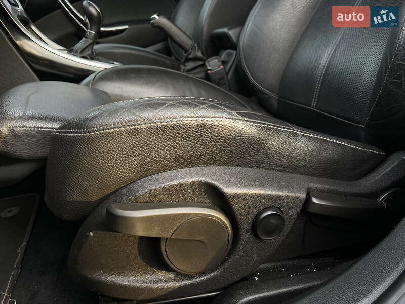 Універсал Opel Astra 2012 в Рівному