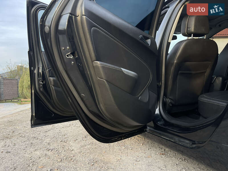 Універсал Opel Astra 2012 в Рівному