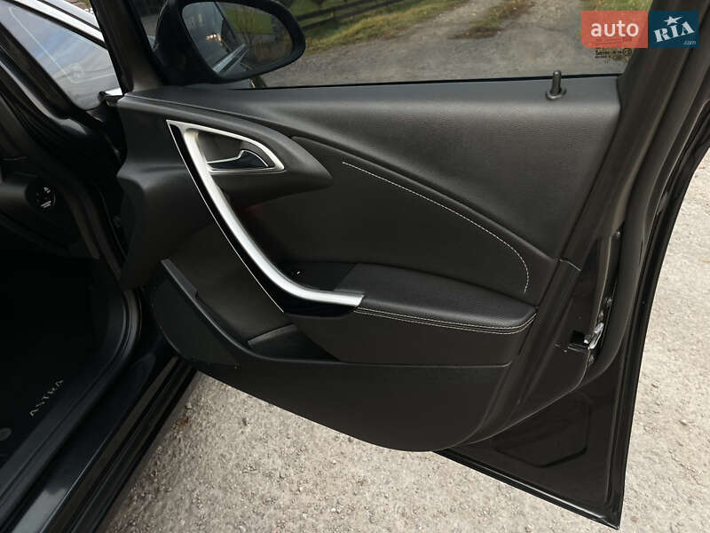 Універсал Opel Astra 2012 в Рівному