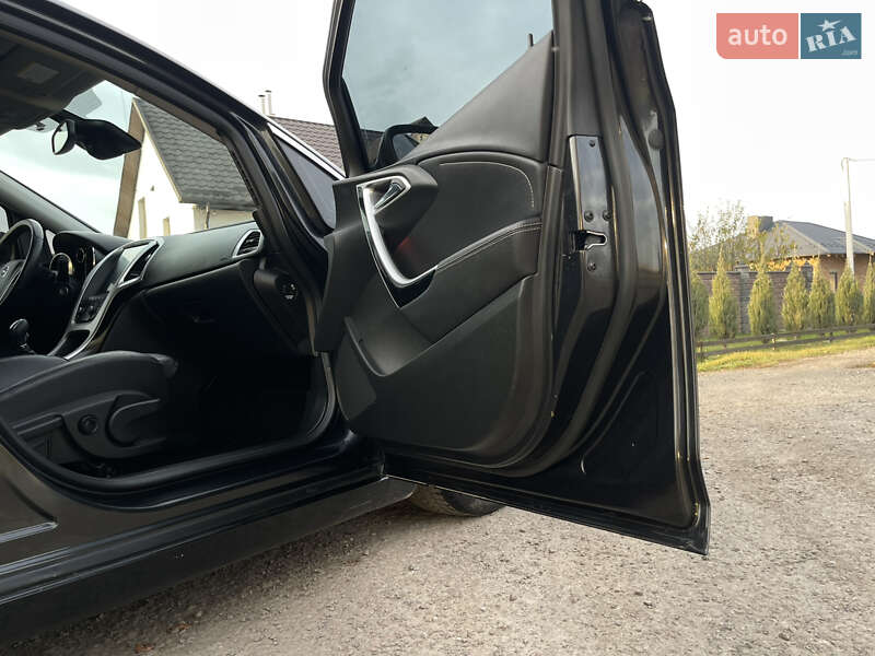 Універсал Opel Astra 2012 в Рівному