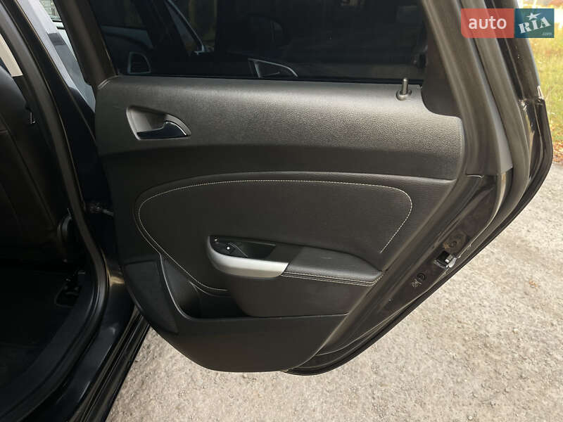 Універсал Opel Astra 2012 в Рівному