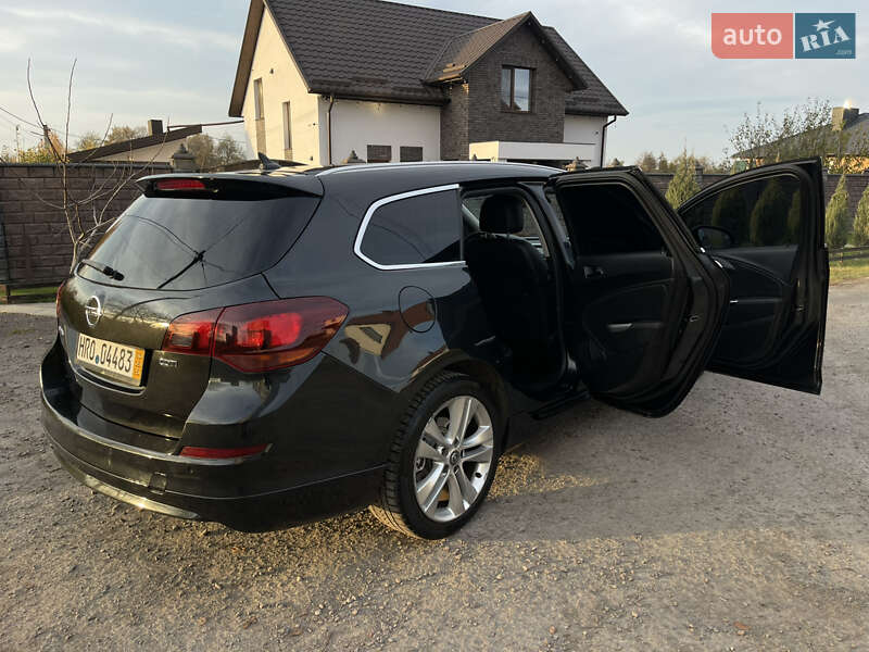 Універсал Opel Astra 2012 в Рівному