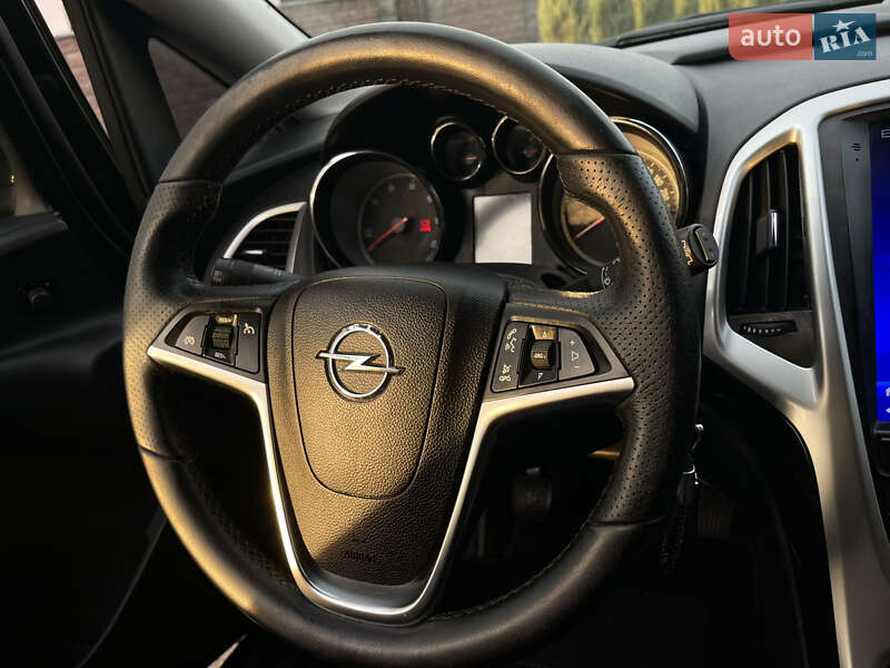 Універсал Opel Astra 2012 в Рівному