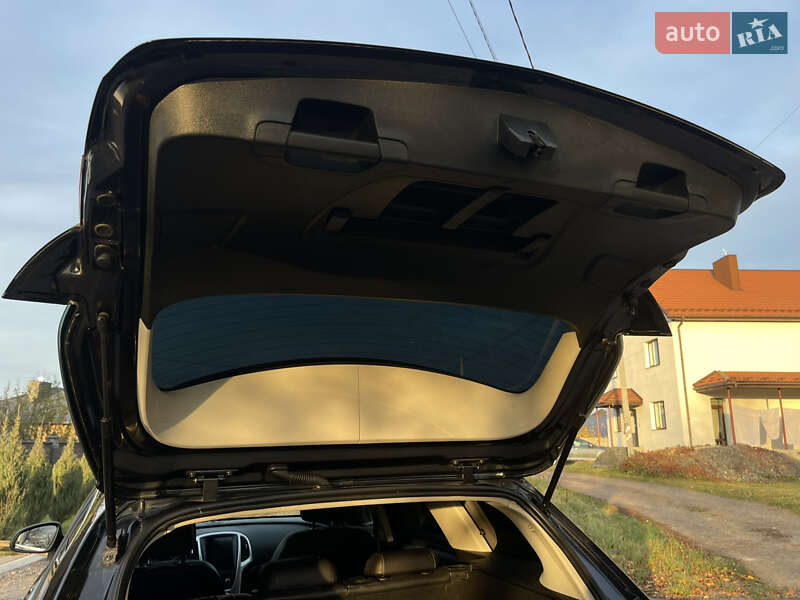 Універсал Opel Astra 2012 в Рівному