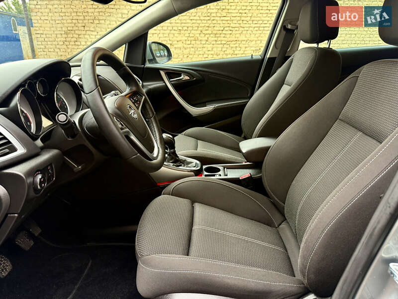 Універсал Opel Astra 2013 в Рівному