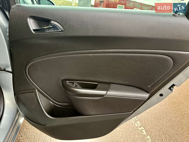 Універсал Opel Astra 2013 в Рівному