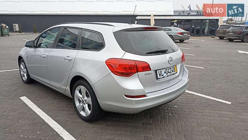 Універсал Opel Astra 2012 в Житомирі