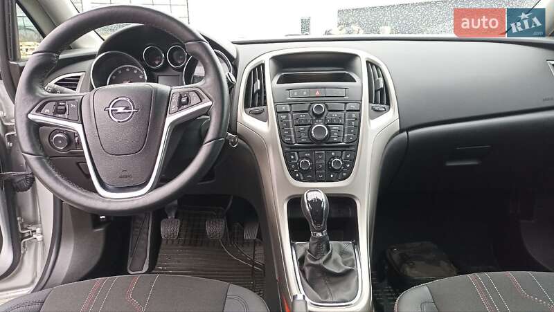Універсал Opel Astra 2012 в Житомирі