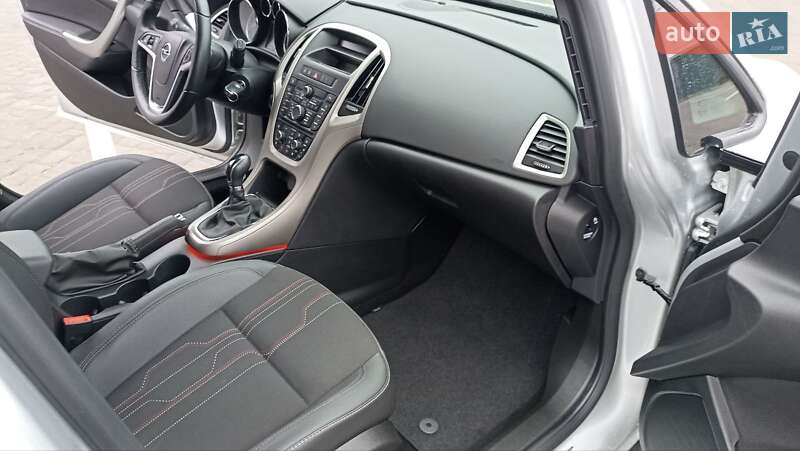 Універсал Opel Astra 2012 в Житомирі