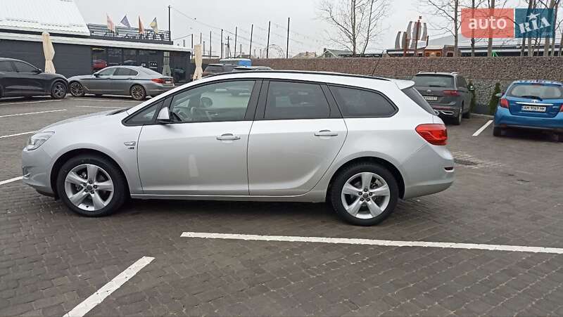 Універсал Opel Astra 2012 в Житомирі