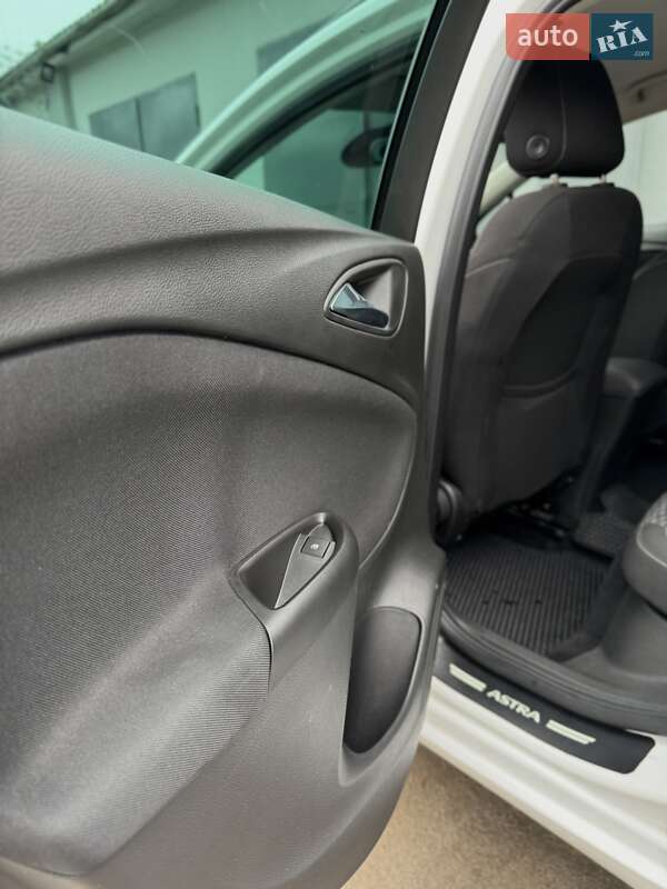 Універсал Opel Astra 2018 в Полтаві