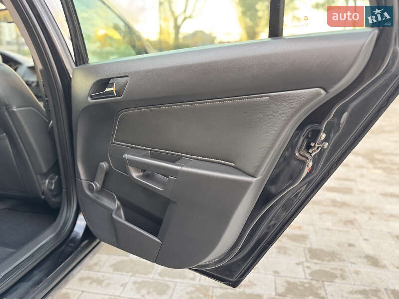 Універсал Opel Astra 2009 в Луцьку