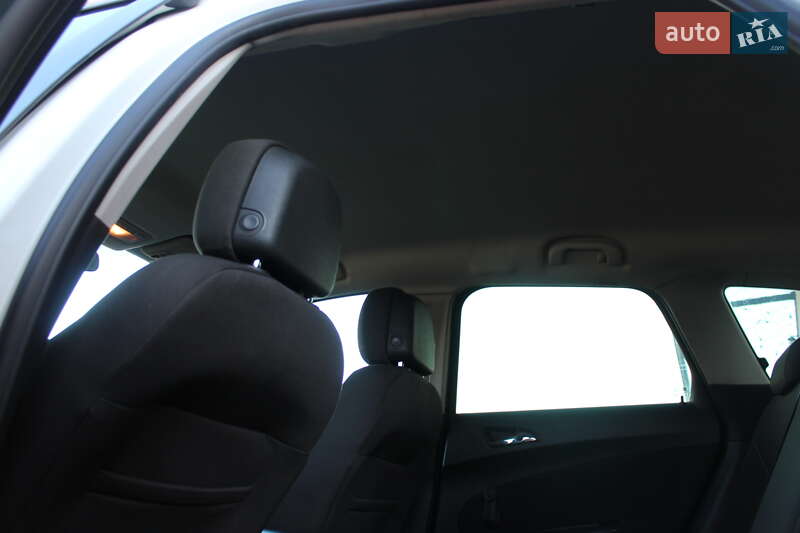 Універсал Opel Astra 2013 в Трускавці